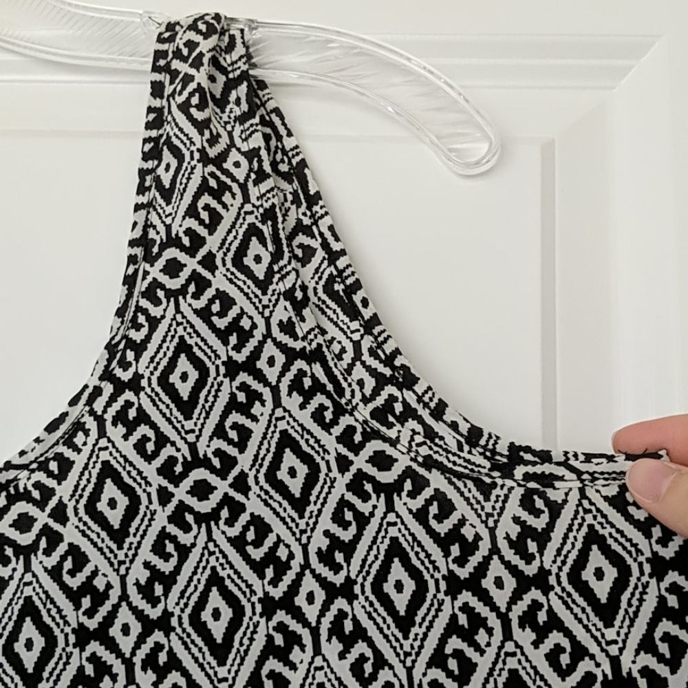 One clothing patterned Tank - Picture 4 of 4